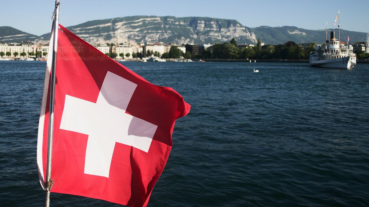 Швейцарский флаг развевается над Женевским озером.