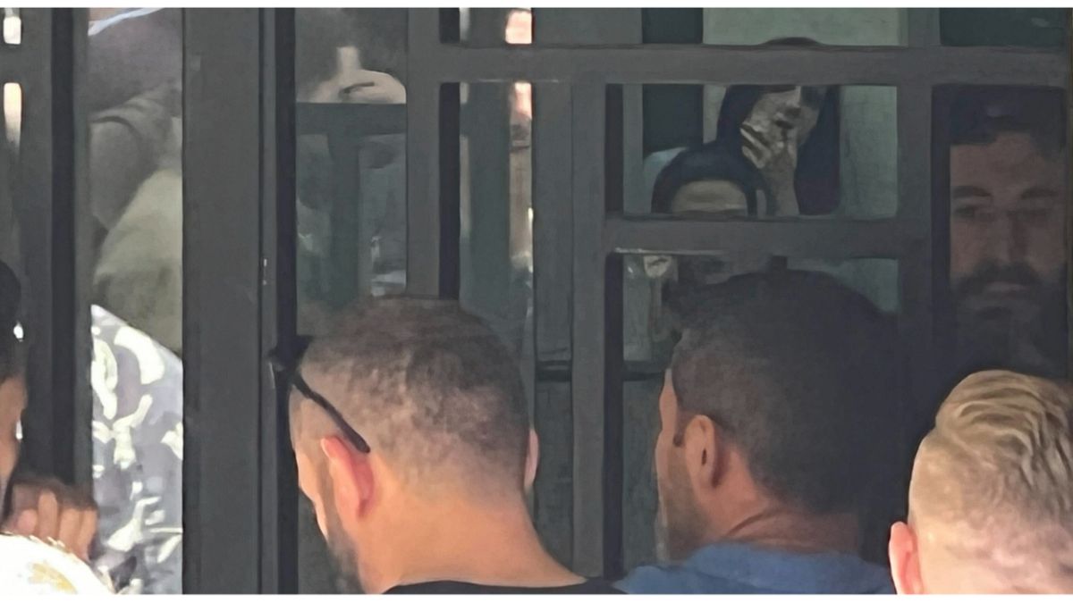 صورة من خارج مصرف "فدرال بنك" في منطقة الحمرا ويظهر فيها باسم الشيخ حسين وهو متواجد في الداخل 