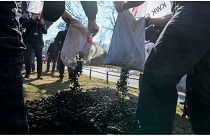 عمال مناجم الفحم البولنديين يحتجون لمطالبة ألمانيا بالتوقف عن استيراد زيت الفحم والغاز الروسي أمام السفارة الألمانية في وارسو في الـ 24 مارس-آذار 2022.