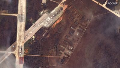 Satellitenaufnhamen von zerstörten Flugzeugen auf der Militärbasis
