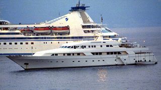 Egy utasszállító hajó halad el a jacht mellett, amelyen Diana és Dodi nyaralt éppen 1997. augusztus 25-én