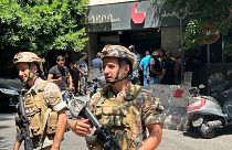 Libanoni katonák a túszejtés helyszíne, egy bejrúti bank előtt 2022. augusztus 11-én