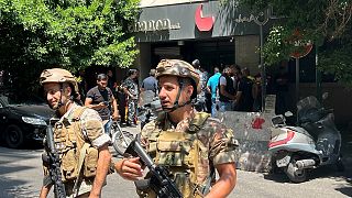 Libanoni katonák a túszejtés helyszíne, egy bejrúti bank előtt 2022. augusztus 11-én
