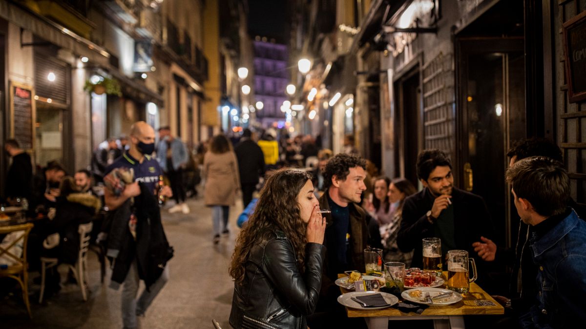 سائحون ومقيمون يجلسون في حانة وسط مدريد، إسبانيا، 26 مارس 2021.