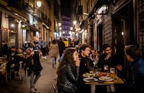 سائحون ومقيمون يجلسون في حانة وسط مدريد، إسبانيا، 26 مارس 2021.