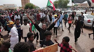 آلاف السودانيين يتظاهرون ضد الحكم العسكري