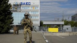 Un militar ruso monta guardia en una zona de la central nuclear de Zaporiyia, en territorio bajo control militar ruso, en el sureste de Ucrania, el 1 de mayo de 2022.