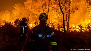 Des pompiers s'attaquant à un incendie près de Belin-Béliet, au sud de Bordeaux, dans le sud-ouest de la France, mercredi 10 août 2022.