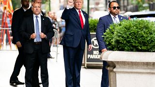 El expresidente Donald Trump hace un gesto mientras sale de la Torre Trump, el 10 de agosto de 2022, de camino a la oficina del fiscal general de Nueva York.