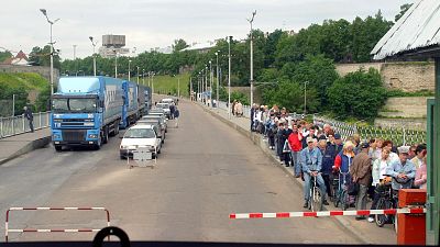 Menschen warten an einem Grenzübergang zwischen Estland und Russland, rund 150 Kilometer von St.Petersburg entfernt