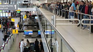 Amsterdam Schiphol Havalimanında uzun kuyruklar oluşuyor