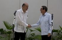 El ministro de Relaciones Exteriores de Cuba, Bruno Rodríguez, a la derecha, recibe a su homólogo colombiano Álvaro Leyva, en La Habana, Cuba, el 11 de agosto de 2022.