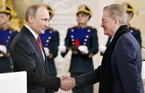 Mikhail Piotrovsky, direttore del Museo dell'Ermitage di San Pietroburgo, stringe la mano a Vladimir Putin