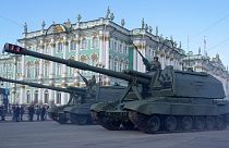 Katonai parádé próbája az Ermitázs épülete előtt Szentpéterváron, 2022. április 28-án