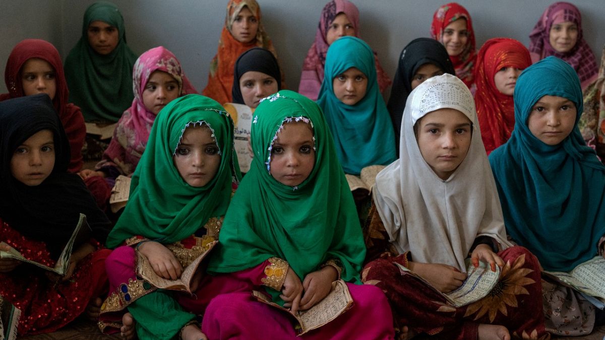 أطفال أفغانيات يقرأن القرآن في مسجد نور كابول، أفغانستان