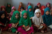 أطفال أفغانيات يقرأن القرآن في مسجد نور كابول، أفغانستان