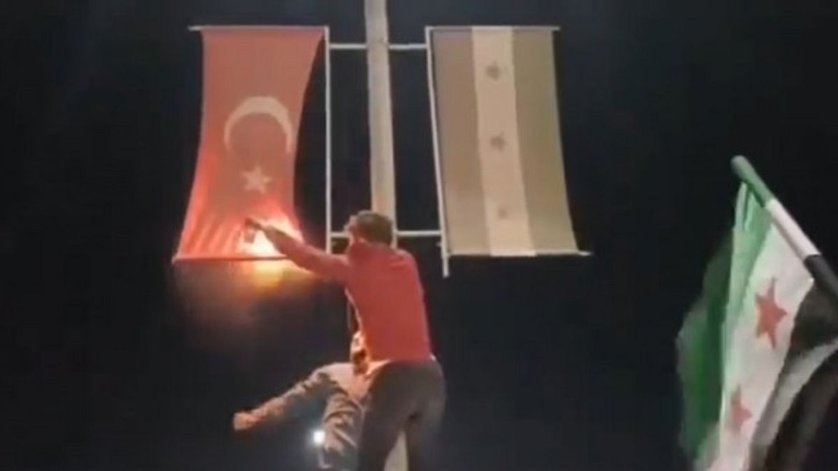 Türk bayrağı yakan Suriyeliler