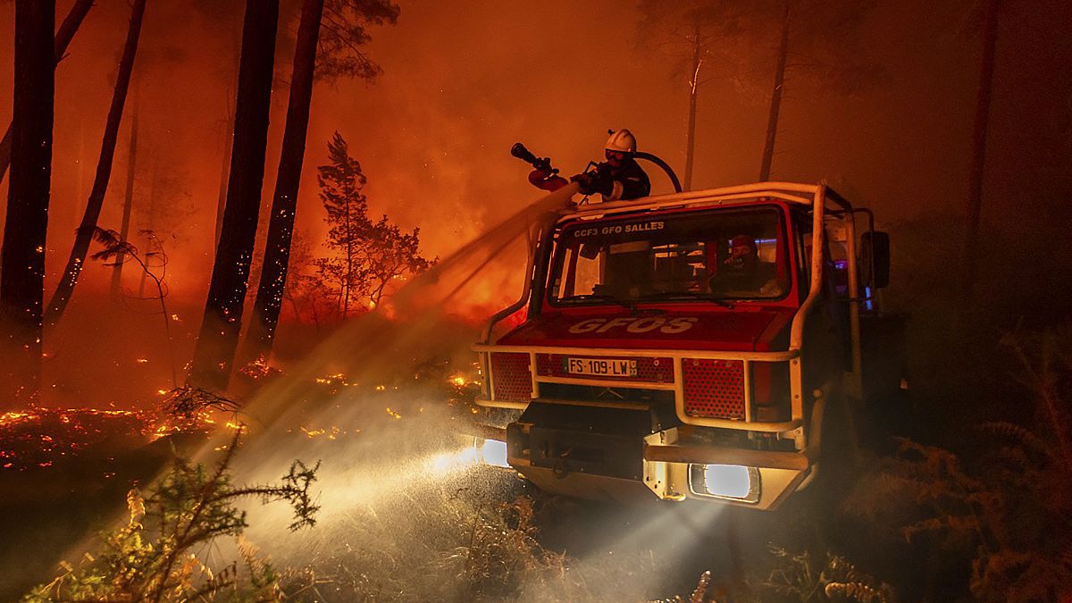 des pompiers s'attaquant à un incendie près de Belin Beliet, au sud de Bordeaux, dans le sud-ouest de la France, mercredi 10 août 2022.