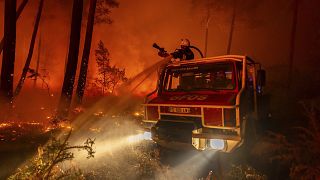 des pompiers s'attaquant à un incendie près de Belin Beliet, au sud de Bordeaux, dans le sud-ouest de la France, mercredi 10 août 2022.