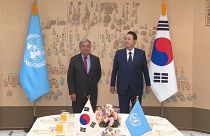 El secretario general de la ONU, Antonio Guterres, junto al presidente surcoreano, Yoon Suk Yeol
