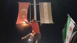 آتش زدن پرچم ترکیه توسط مخالفان دولت سوریه