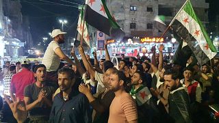 سوريون يتظاهرون في المنطقة الخاضعة لسيطرة المعارضة
