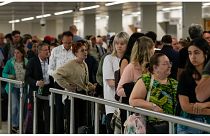 En el aeropuerto de Schiphol, Ámsterdam, se compensa a pasajeros que han perdidos sus vuelos por las largas filas en el control de seguridad.
