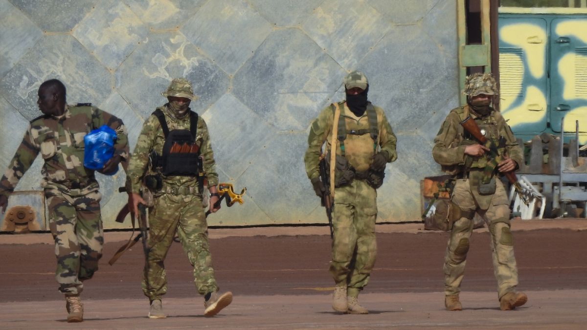 Három Wagner-zsoldos és egy afrikai katona Maliban