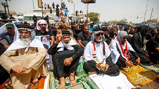 أنصار الصدر يقيمون صلاة الجمعة خارج البرلمان العراقي في استعراض للقوة، بغداد، 12 أغسطس 2022