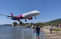 Wizz A321 coming in for a very low landing in Skiathos, Greece.