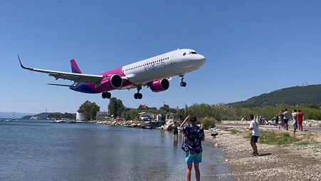 Wizz A321 coming in for a very low landing in Skiathos, Greece.