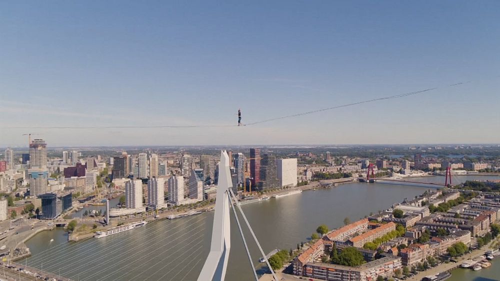 VIDEO : Daredevil slackliner struggles to keep his balance 150m above Rotterdam river
