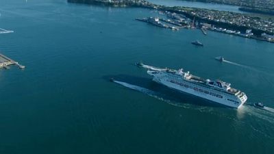  سفينة الرحلات "باسيفيك إكسبلورر" التابعة لشركة "بي أند أو كروزس أستراليا"، تصل إلى ميناء أوكلاند النيوزيلاندي، وعلى متنها نحو ألفي سائح، 12 أغسطس 2022.