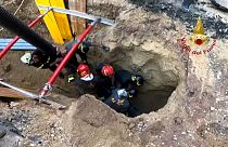 Tűzoltók próbálják kimenteni a férfit, akire ráomlott a saját maga által ásott alagút 2022. augusztus 11-én