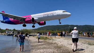 Yunanistan'ın İskados Adası Havaalanı'nda uçakların alçak inişleri turistlerin ilgisini çekiyor.