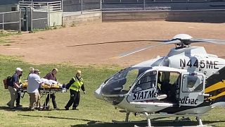 Equipos de emergencia trasladan al escritor en un helicoptero a un hospital local