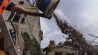 Rakétacsapás okozta törmeléket takarítanak el a kelet-ukrajnai Kramatorszkban 2022. augusztus 12-én.