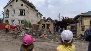 آثار القصف الصاروخي الروسي لمدينة في منطقة دونيتسك في شرق أوكرانيا، 12 أغسطس 2022.