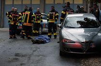 Tűzoltók állnak egy holttest mellett a támadás helyszínén a montenegrói Podgoricától mintegy 30 kilométerre nyugatra fekvő Cetinjében 2022. augusztus 12-én, pénteken.