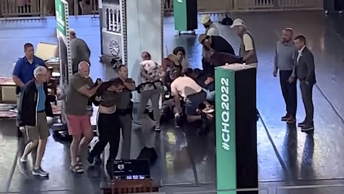 Standbild aus einem Video, das zeigt, wie ein Mann von der Bühne eskortiert wird, während sich Menschen um den Autor Salman Rushdie kümmern.