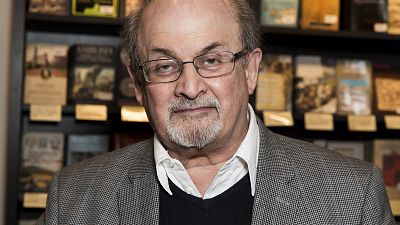 ARCHIVO - El escritor Salman Rushdie aparece en una firma de su libro "Home" en Londres el 6 de junio de 2017.