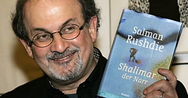 سلمان رشدي تحت التنفس الاصطناعي واتهام المشتبه به بالشروع في القتل ...