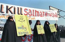 صورة من الأرشيف لنساء إيرانيات يرفعن لافتات تدعو لقتل سلمان رشدي في 1989