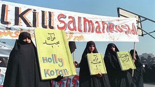 صورة من الأرشيف لنساء إيرانيات يرفعن لافتات تدعو لقتل سلمان رشدي في 1989