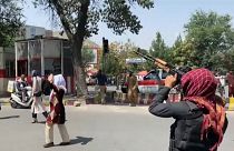 مسلح من طالبان يطلق النار لتفريق مظاهرة نسائية في كابول