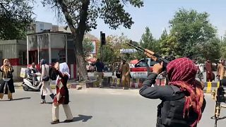 مسلح من طالبان يطلق النار لتفريق مظاهرة نسائية في كابول 