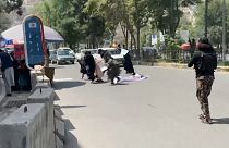 Las mujeres afganas que protestaban en Kabul este sábado huyeron de los disparos, 13/8/2022
