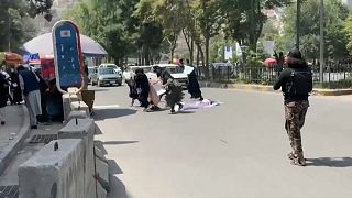 Las mujeres afganas que protestaban en Kabul este sábado huyeron de los disparos, 13/8/2022