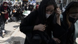 Жесткий разгон участниц акции протеста в Кабуле. Многие женщины пытались укрыться в ближайших магазинах.