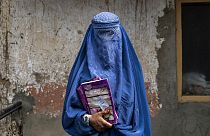 Γυναίκα με μπούργκα σε «κρυφό» σχολείο στο Αφγανιστάν